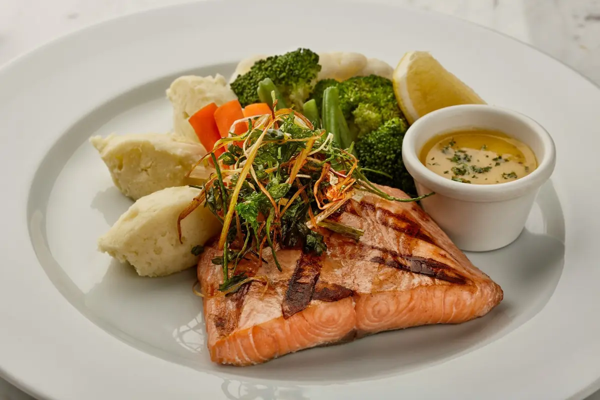 Grilled salmon with vegetables